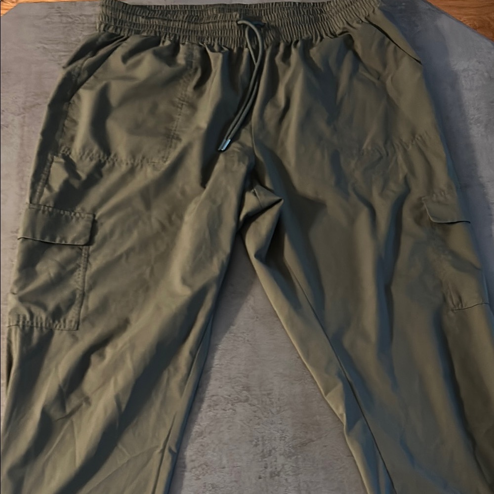 Green Cargo Pants with Relaxed Fit and Durable Material